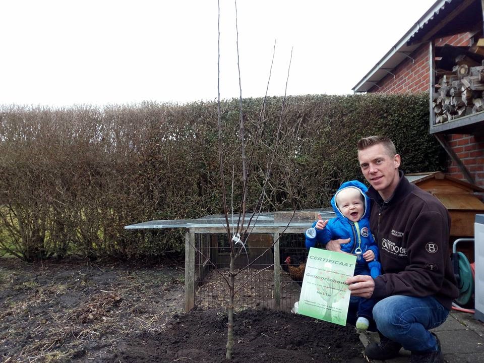 Balk Vooruit deelt geboortebomen uit
