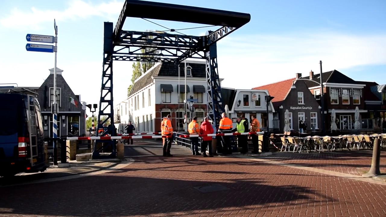 Teernstra brug draait weer