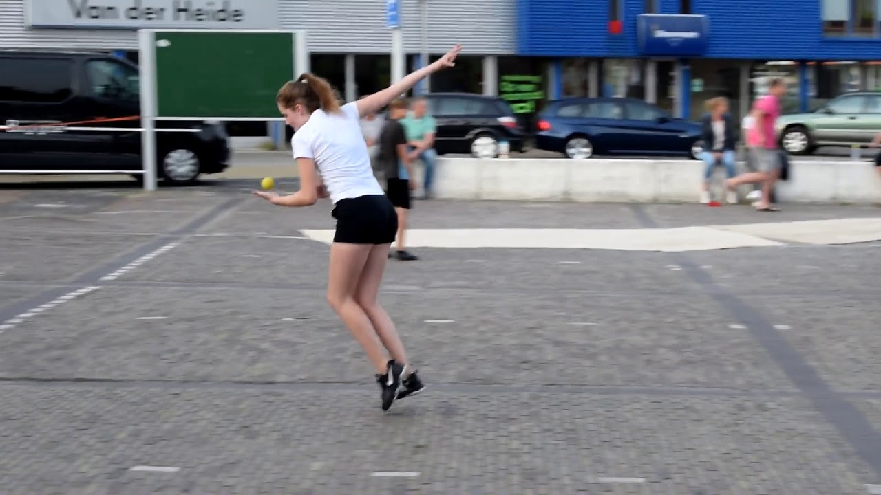Keatsen op het Haskeplein in Balk