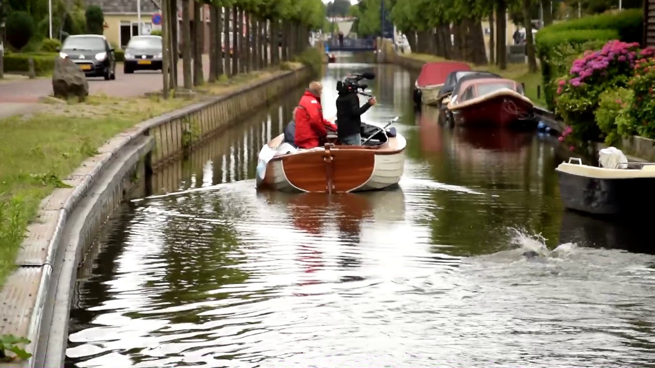Maarten van der Weijden zwemt door de Luts