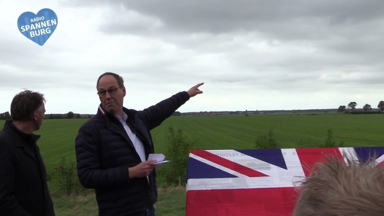 Gedenkpaneel  bij Blote voeten pad op De Hege Gerzen onthuld.