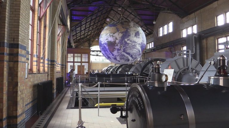 Wereldbol Gaia van 7m middellijn in Woudagemaal