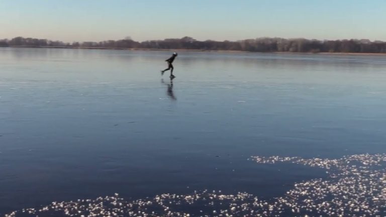 Kerstvrouwen en schaatsers