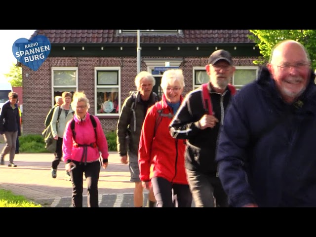 Elfstedenwandelaars door de Fryske Marren