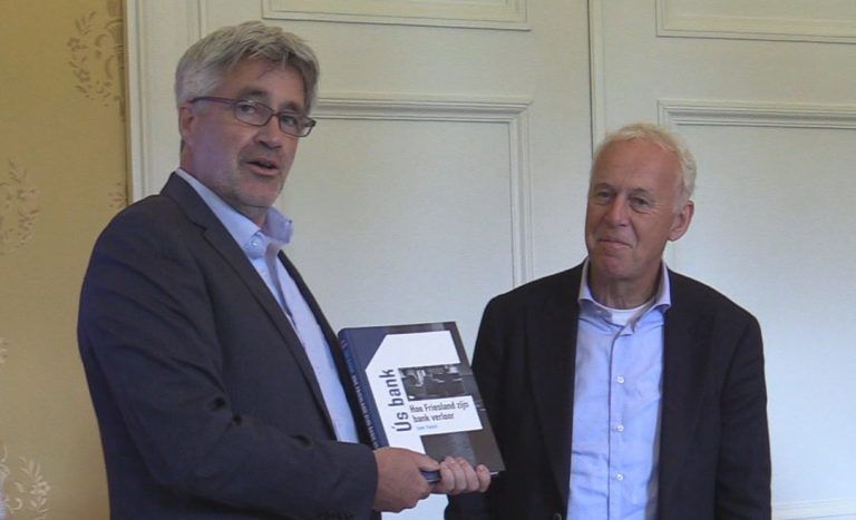 Jorrit Volkers ontvangt het eerste rxrmplaar
