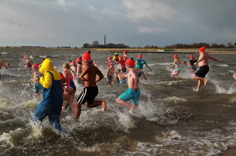 Frisse start met nieuwsjaarduiken in water van 7 graden