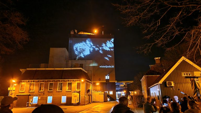 Lichtprojecties in Sloten betoveren stad in het donker