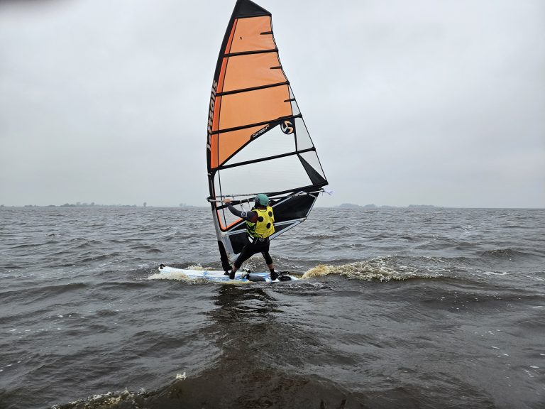 Slechtziende Jos surft IJsselmeer over: “makkelijker dan over land”