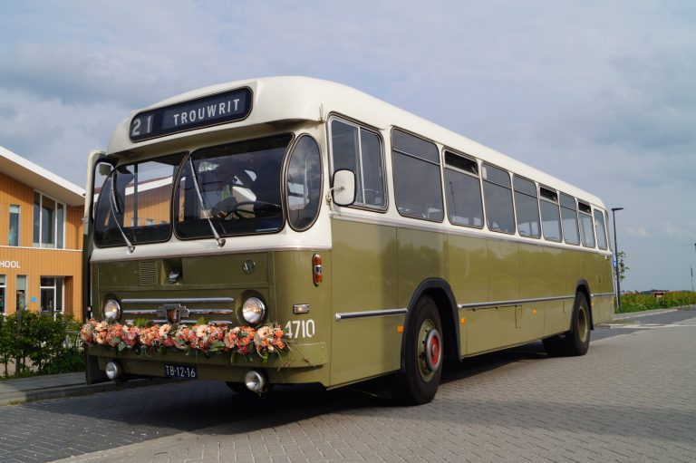 Oude bussen NOV museum weer opgepoetst voor ritjes door de regio