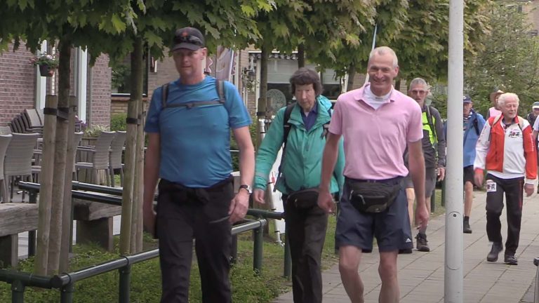 Wandelaars Elfstedentocht worden vrolijk toegezongen
