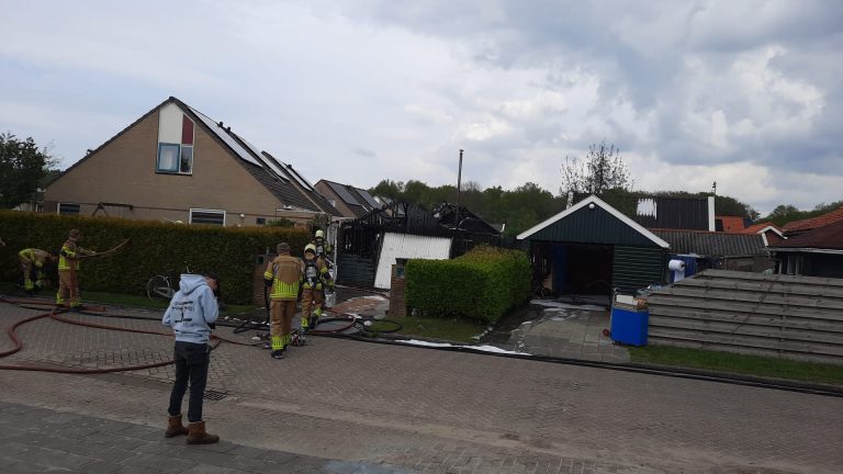Schuur in Nijemirdum gaat in vlammen op