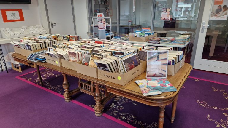 Honderden boeken nemen voorgoed afscheid van de bibliotheek
