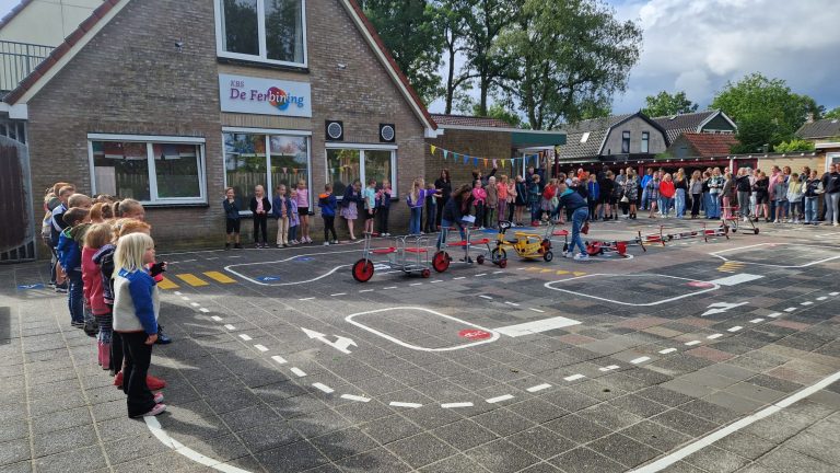 Nijemardum blij met nieuw schoolplein