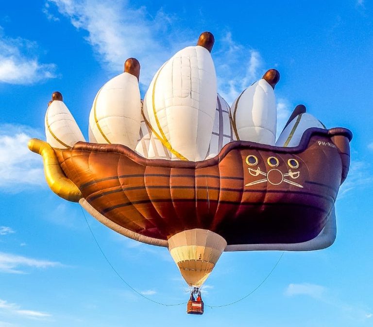 Reusachtig piratenschip dit jaar bij Friese Ballonfeesten