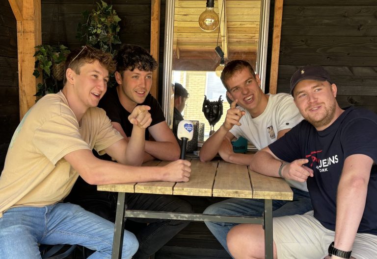 Vriendengroep Zatje uit Joure gaat voor een zomerhit