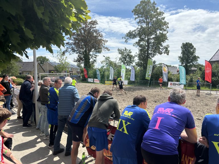 Beach Volleybal Oudemirdum springlevend: “43 teams en 24 graden”