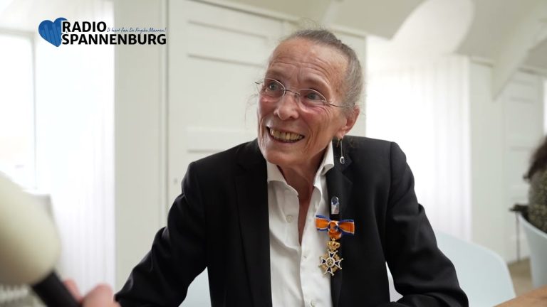 Lintjesregen in juni: burgemeester belde terwijl mevrouw Goedmakers in Afrika aan het werk was