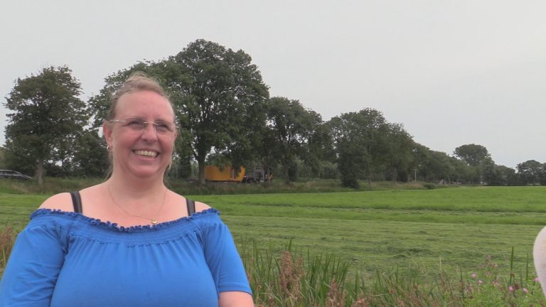 Een klomp op een dieplader in Terkaple