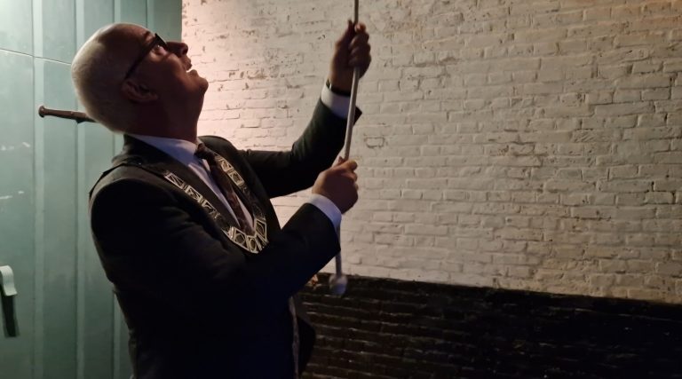 Jouster Merke feest gestart, laatste keer klokluiden voor Burgemeester Veenstra