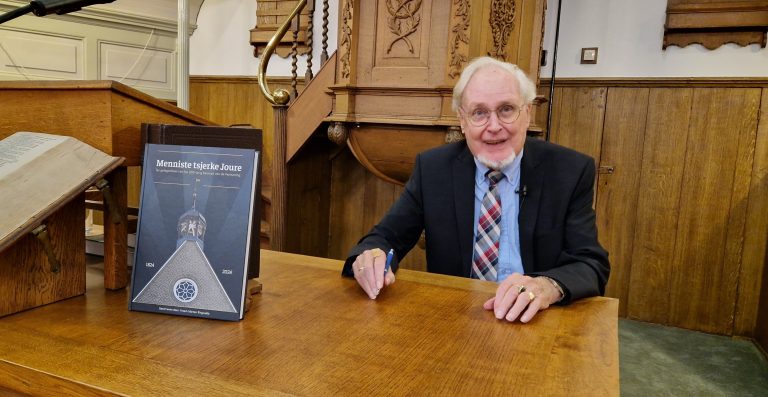 Boek ter gelegenheid van 200-jarig bestaan doopsgezinde kerk Joure gepresenteerd