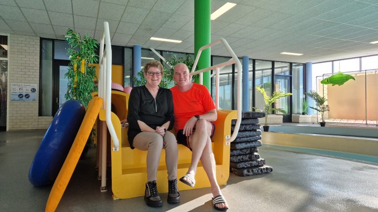 Martin en Jinke starten Zwemschool Doef, in Wijckel