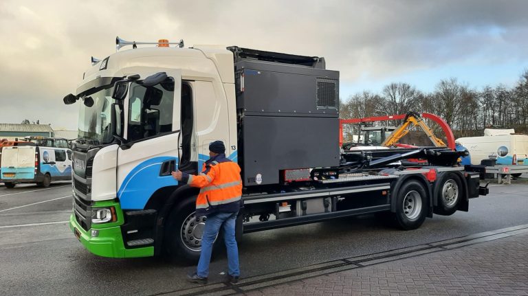 5 nieuwe zijbeladers onderweg voor afval in De Fryske Marren