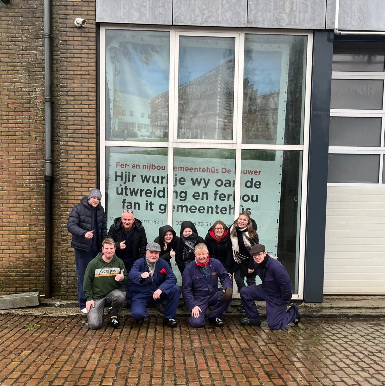 Ludieke nieuwjaarsstunt van oudjaarsploeg Geitefok de Wiite Sik uit Haskerhorne heeft een serieuze ondertoon