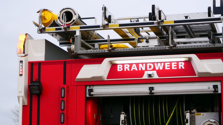 Bestuurder van brandweerauto bekneld in Rotsterhaule