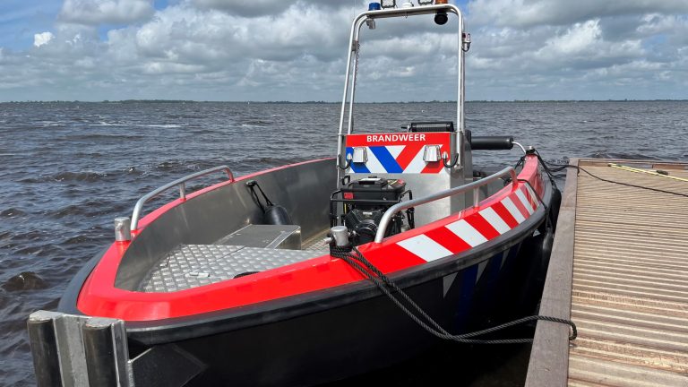 Watersportondernemers in Balk maken zich zorgen over afstoten blusboot: “Veiligheid op het Slotermeer in gevaar”