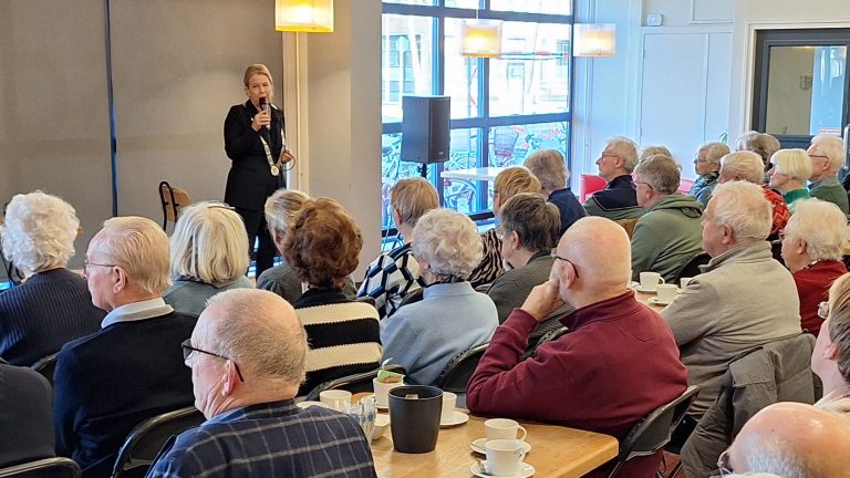 Zorgen in Heerenveen lopen flink uiteen bij bibliotheekbezoek van burgemeester