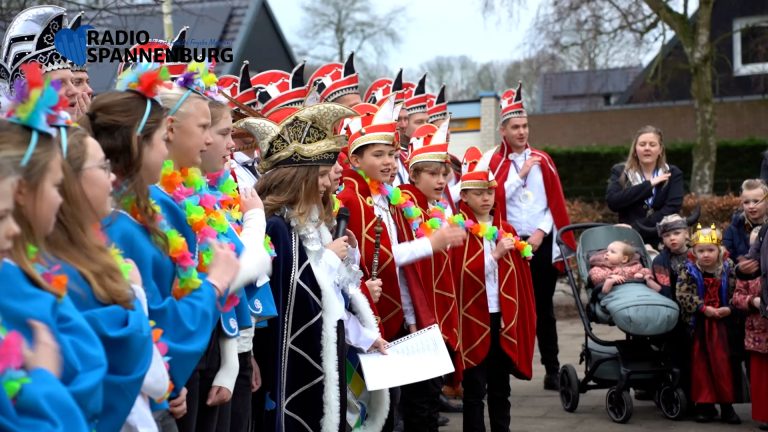 Feest in plaats van school in Bokkedam