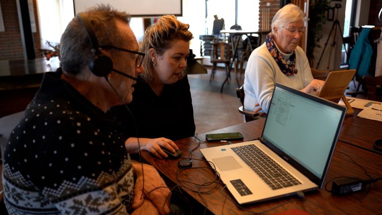 Senioren weten computercursus goed te vinden: “maar omgaan met de muis is soms al moeilijk”