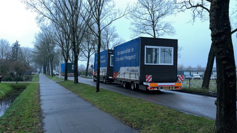 Ontmanteling AZC Balk begonnen: woonunits op transport