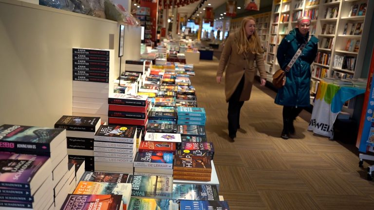 Boeken in ‘moerstaal’ trekken lezers naar de winkel