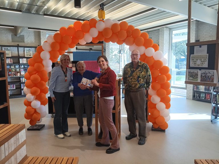 Hoe Ankie Hoekstra een jaarabonnement bij Bibliotheek Lemmer won