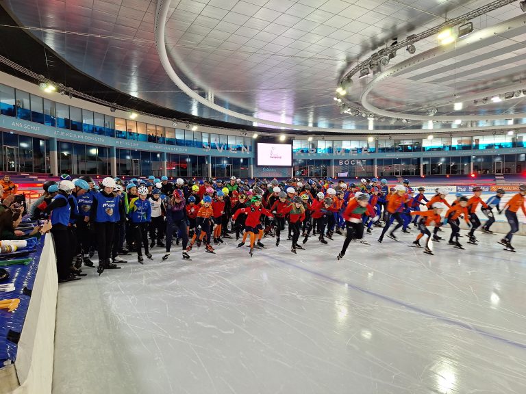 Schaatsmarathon in Thialf levert 87.000 euro op voor Stichting Hartekind