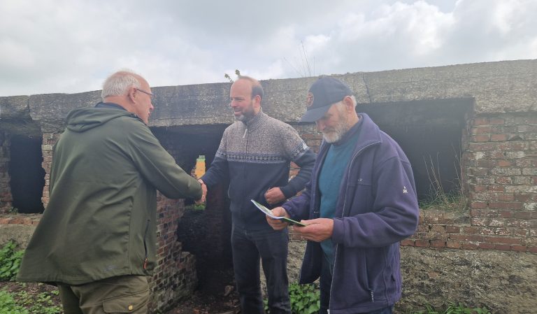 Bijzondere boekoverhandiging tussen de bunkers van Sondel