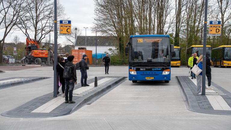 Nieuw busstation Heerenveen is veiliger maar ook ‘ontzettend koud!’
