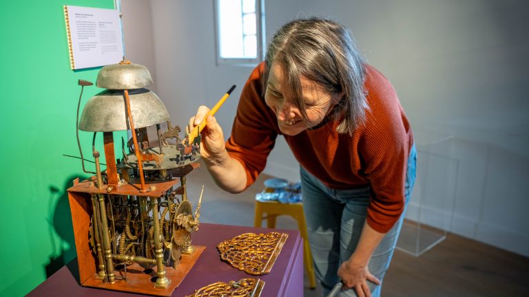 Friese klokken leggen hun geheimen bloot in Museum Joure
