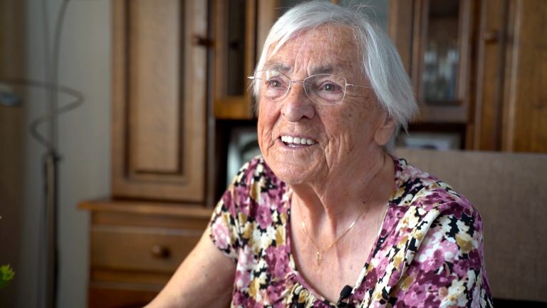 Mevrouw Bakker (96) over oorlog in Terkaple: “Onderweg naar school viel er zo een bom uit de lucht”