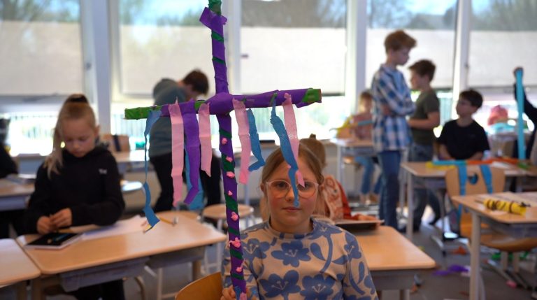 Palmpasen in Sintjohannesga: kinderen van De Trieme versieren stokken