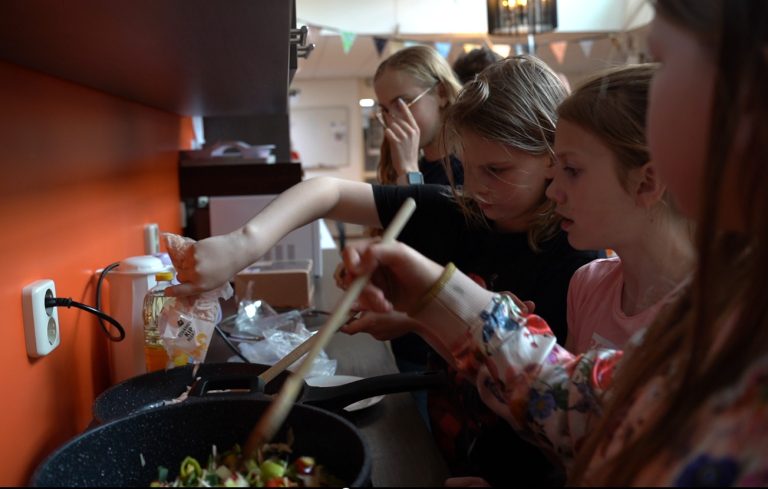Kookgroep ‘Smaakmakers’ leert jongeren de fijne kneepjes in de keuken
