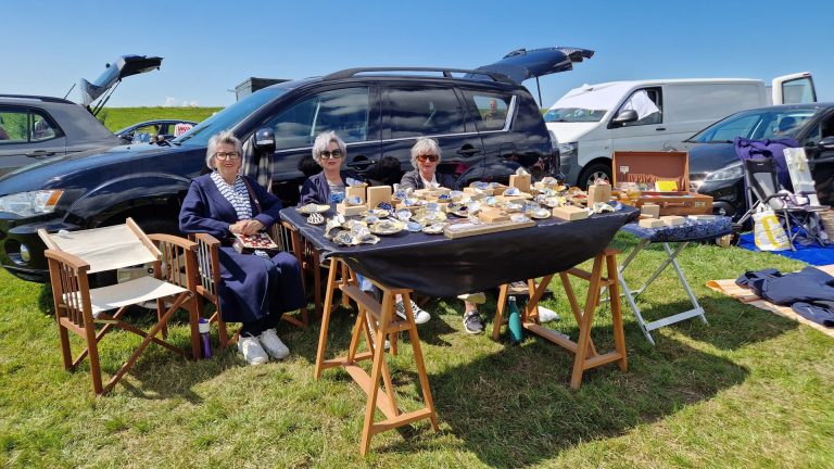 “Kijken, keuren en kringlopen: Gezellige drukte op de vlooienmarkt”
