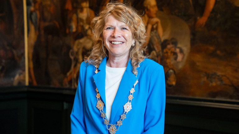 Jeltje Hoekstra uit Langweer is blij als burgemeester van Enkhuizen: “Voelde me meteen thuis”