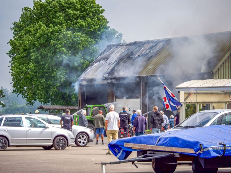 Persoon gewond bij grote brand in botenloods Sint Nicolaasga