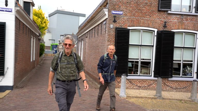 Kletsnat begin, maar een zonnige finish: eerste dag Elfstedenwandeltocht zit erop