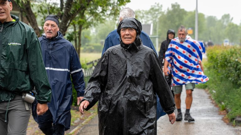 Kletsnatte start voor wandelaars Elfstedentocht