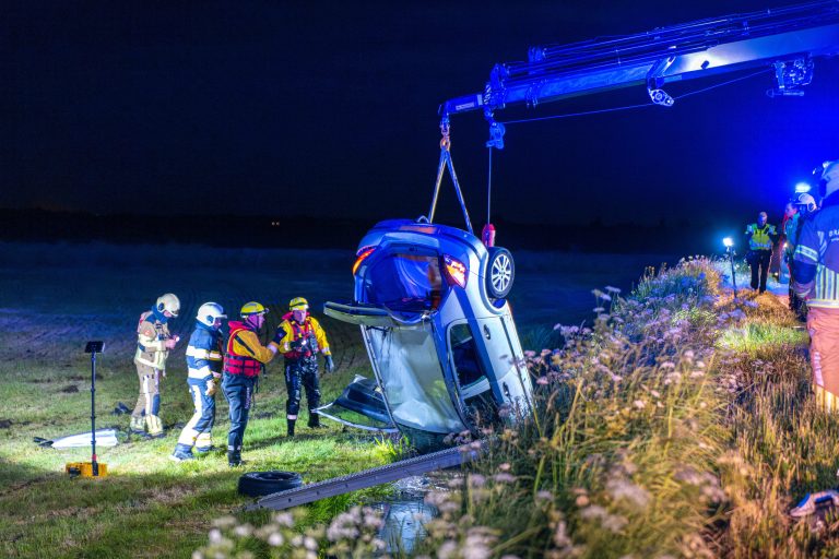 Auto te water in Oosterzee: bestuurder blijkt veilig thuis