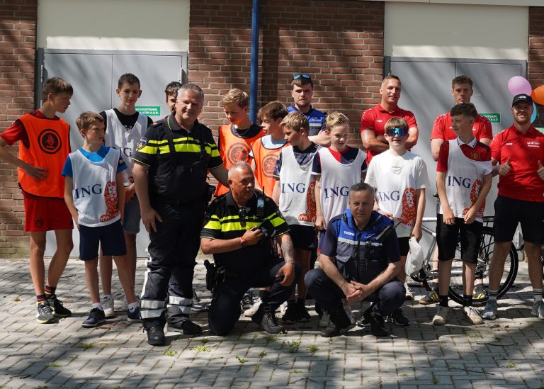 Kat en muis spel in Bakhuizen, “Do bist oan gjin ien kant feilich”