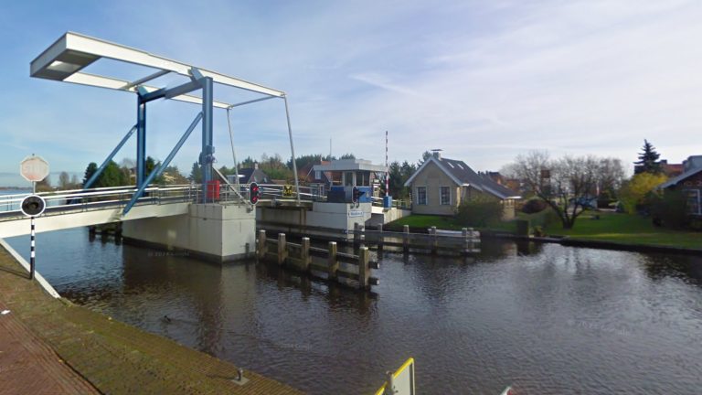 Beperkte doorvaart onder de Hellingbrêge in Woudsend
